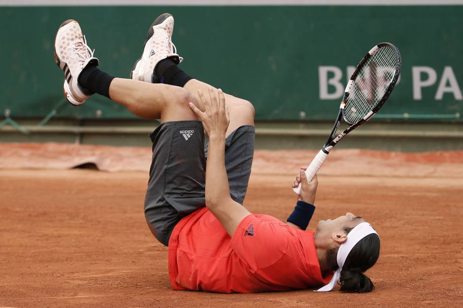 La caduta di Marco Baghdatis durante il match contro Ivo Karlovic, che vince per 7-6, 6-4, 6-4 (Afp)